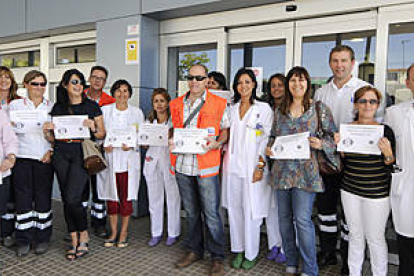 Concentración de médicos a las puertas del servicio de Urgencias del hospital en septiembre de 2011. / VALENTÍN GUISANDE-