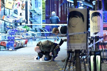 Un policía busca pruebas en el lugar donde acribillaron a un joven de 15 años en Malmö.-EFE