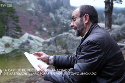 José María Martínez Laseca lee en la zona de la Laguna Negra ‘La tierra de Alvargonzález’ para el programa.-D. S.