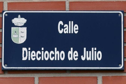Placa de la calle del 18 de julio en el pueblo de Fuensalida (Toledo), en una imagen tomada la semana pasada.-DAVID CASTRO