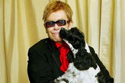 Elton John con su perro.-EL PERIÓDICO