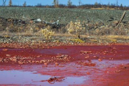 Imagen del río Daldykan con sus aguas contaminadas de color rojo a su paso por la región de la ciudad de Norilsk.-AFP