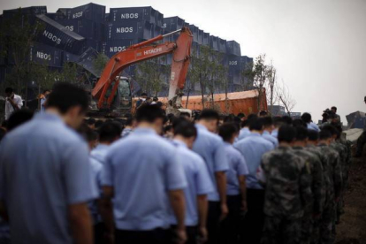 Soldados, policías y paramilitares asisten a un funeral por las víctimas de la explosión química del pasado 12 de agosto en Tianjin.-Foto: EFE / RYAN TONG