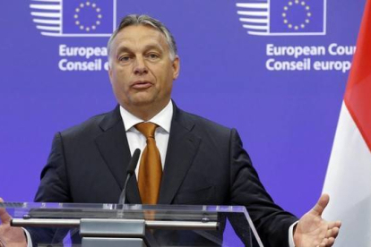 Viktor Orbán ofrece una rueda de prensa en Bruselas, este jueves.-EFE/OLIVIER HOSLET