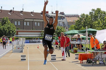 El salto de Alejandro Matantu que le valió el sábado la medalla de oro en la modalidad de triple.-El Mundo Valladolid
