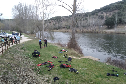 Efectivos de Bomberos buscan a un joven desaparecido en el río Duero mientras nadaba.-MT