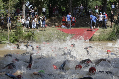 Los triatletas en pleno sector de natación en las aguas del Duero a su paso por Almazán.-Luis Ángel Tejedor