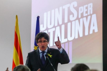 Carles Puigdemont, en un acto de campaña en Bruselas.-YVES HERMAN (REUTERS)