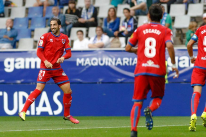 Mateu, en la imagen junto con sus compañeros Escassi y Dani Calvo, celebra el gol que a la postre le daría la clasificación copera al Numancia en el encuentro de ayer en Oviedo.-Área 11