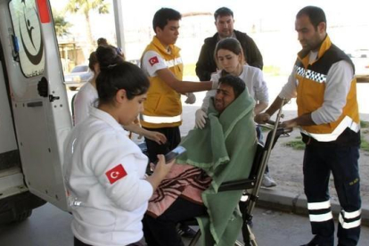 Los médicos atienden a los supervivientes del naufragio-AP/ Huseyin Caliskan