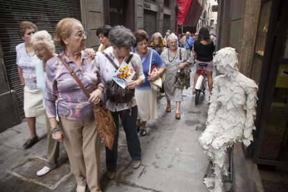 Turistas del Imserso por las calles de Barcelona.-ARCHIVO / JOAN PUIG