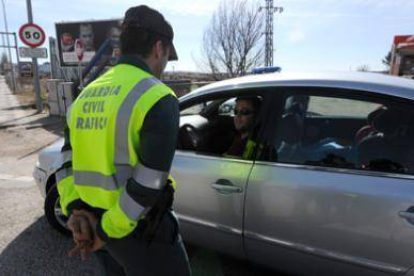 Agente de la Guardia Civil hablando con un conductor en una carretera de Soria. / VALENTÍN GUISANDE-