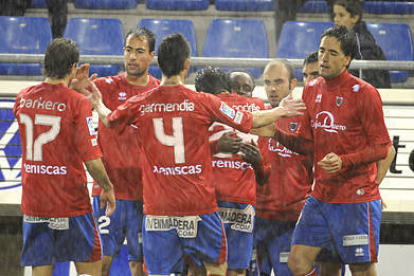 Los jugadores del Numancia celebran uno de los goles logrados ante Las Palmas. / VALENTÍN GUISANDE-