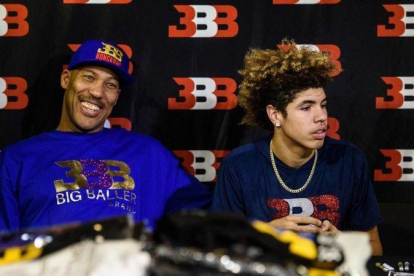 LaVar Ball, con su hijo LiAngelo en Hong Kong.-AFP / ANTHONY WALLACE