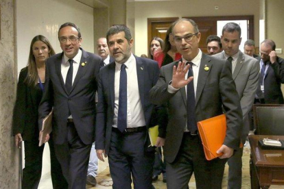 Josep Rull, Jordi Sánchez y Jordi Turull, a su salida tras realizar el trámite.-DAVID CASTRO