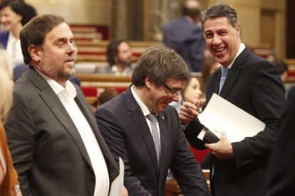 El líder del PPC en el Parlament, Xavier García Albiol, saluda al 'president' Carles Puigdemont, antes de una sesión de control en el Parlament.-EFE / MARTA PÉREZ