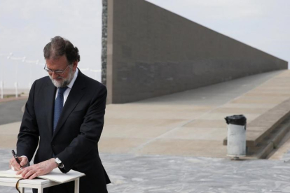 Rajoy en Argentina, firmando en el Parque de la Memoria-DAVID FERNÁNDEZ