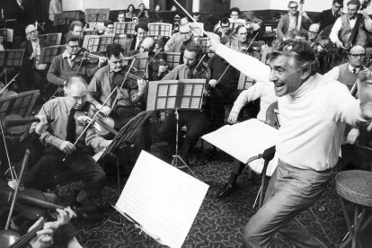 Leonard Bernstein dirige a la London Symphony Orchestra en la  capital británica.-IAN SHOWELL