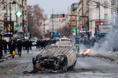 Arde París por el conflicto de la subida del carburante.-THOMAS SAMSON / AFP