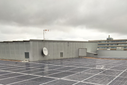 Placas solares en la cubierta del Centro Comercial Camaretas. HDS