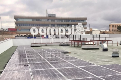 Placas solares sobre la cubierta del Centro Comercial Camaretas, destinadas a generar el 49% de la energía consumida. HDS