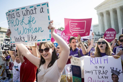 Manifestantes a favor y en contra del aborto ante la sede del Tribunal Supremo de EEUU, en Washington.-