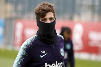 Sergi Roberto se protege del frío este lunes.-FC BARCELONA