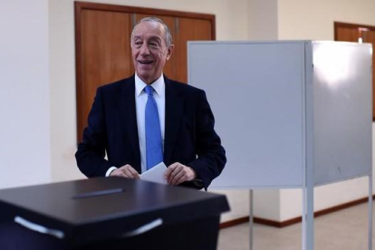 El candidato de la derecha a la presidencia de Portugal, Marcelo Rebelo de Sousa, sonríe antes de emitir su voto.-AFP / FRANCISCO LEONG