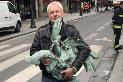El gallo que culminaba la flecha de la catedral de Notre Dame, rescatado de entre los escombros tras el incendio.-TWITTER