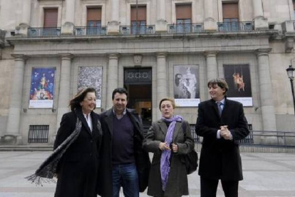 Rosa Romero, Félix Lavilla, Eloísa Álvarez y Carlos Martínez anunciaron la licitación ayer enfrente del antiguo Museo de España. / ÚRSULA SIERRA-