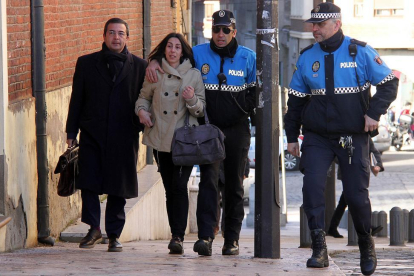 Raquel Gago llega a la Audiencia Provincial de León acompañada por su letrado, Fermín Guerrero (I) y dos policías municipales-ICAL