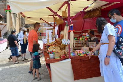 Los puestos del mercado medieval volvieron a llenar las calles de Molinos. R. F.