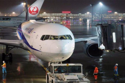 Aviones de diferentes países evacuan personas de Wuhan por el coronavirus.-EFE