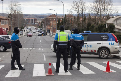 Despliegue de efectivos policiales en el barrio de la zona sur de Ávila capital donde se han producido 2 tiroteos.-ICAL
