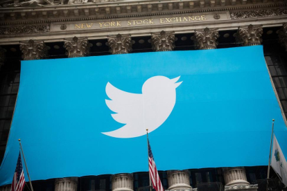 El logo de Twitter desplegado en la fachada de la Bolsa de Nueva York.-ANDREW BURTON / AFP