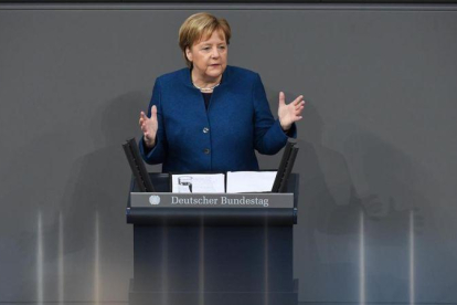 La cancillera alemana, Angela Merkel, da un discurso durante una sesión del Parlamente alemán en Berlín.-CLEMENS BILAN (EFE)