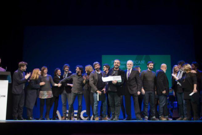 El equipo de 'El hombre de las mil caras', tras recibir el premio Asecan a la mejor película, el sábado en Sevilla.-EFE / RAÚL CARO