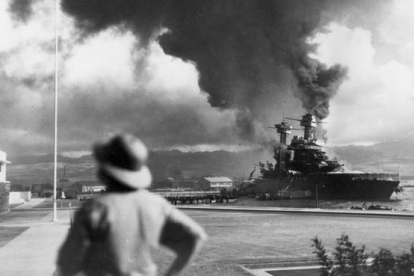 Barcos de EEUU en llamas durante el ataque sorpresa a Pearl Harbor, en 1941.-AP