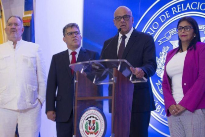 El ministro venezolano de Comunicacion y Cultura, Jorge Rodriguez, con otros miembros de la delegación del Gobierno en la negociación con la oposición en Santo Domingo.-EFE / ORLANDO BARRIA