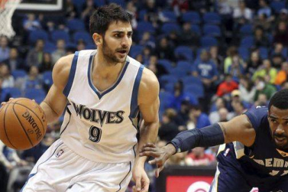 Ricky Rubio trata de avanzar con el balón ante Mike Conley, en el partido que ha enfrentado a los Timberwolves y los Grizzlies.-Foto: AP / JIM MONE