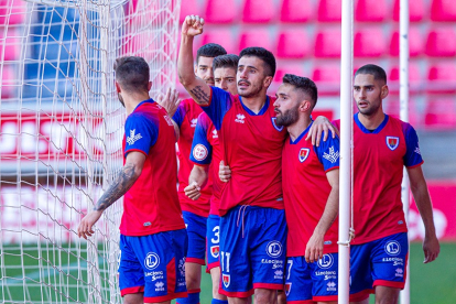 Tamayo recibe la felicitación de sus compañeros tras conseguir el segundo gol ante el Formentera. MARIO TEJEDOR. .