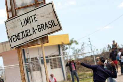 La frontera entre Brasil  y Venezuela ha sido escenario de disturbios.-EFE