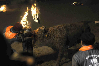 Las bolas se apagaron en apenas un par de minutos desluciendo el festejo.-V.G.