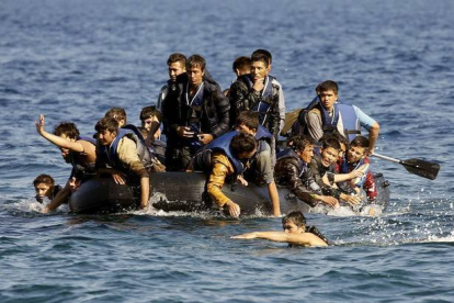 Refugiados de Afganistan ante las costas de Lesbos en una lancha a la deriva.-YANNIS BEHRAKIS / REUTERS