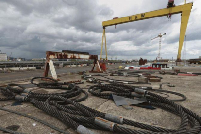 Cables esparcidos frente a la grúa Sansón en el astillero Harland and Wolff en Belfast, Irlanda del Norte.-Liam McBurney / AP