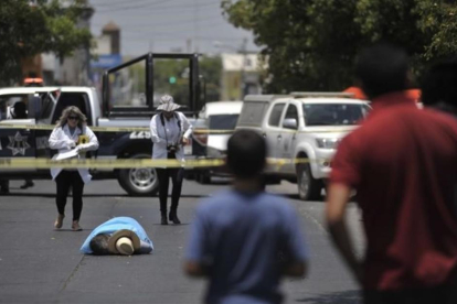 El cuerpo sin vida del periodista Javier Váldez, en la calle de Culiacan (México) donde fue asesinado.-AFP / FERNANDO BRITO