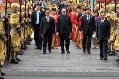 Narendra Modi y Xi Jinping, ayer en Pekín.-Foto: AGENCIAS