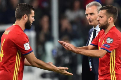Jordi Alba y Nacho, durante el Italia-España, celebrado en Turín. El partido, ofrecido por TVE-1, fue el programa más visto de octubre en España.-GIUSEPPE CACACE