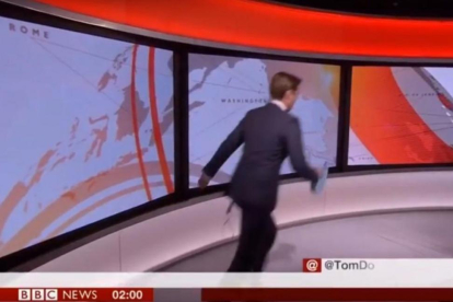 Un presentador de la BBC se confunde en directe y corre delante de la cámara.-BBC