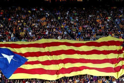 Aficionados del Barcelona despliegan una bandera "estelada".-EFE